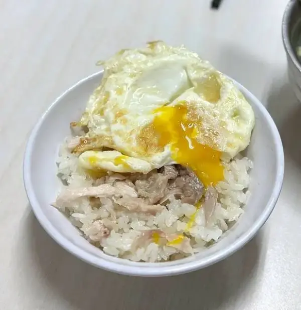 ▲嘉義火雞肉飯推薦!阿里山火雞肉飯內行饕客都會加點半熟荷包蛋。(攝影:部落客 蛋寶趴趴go)