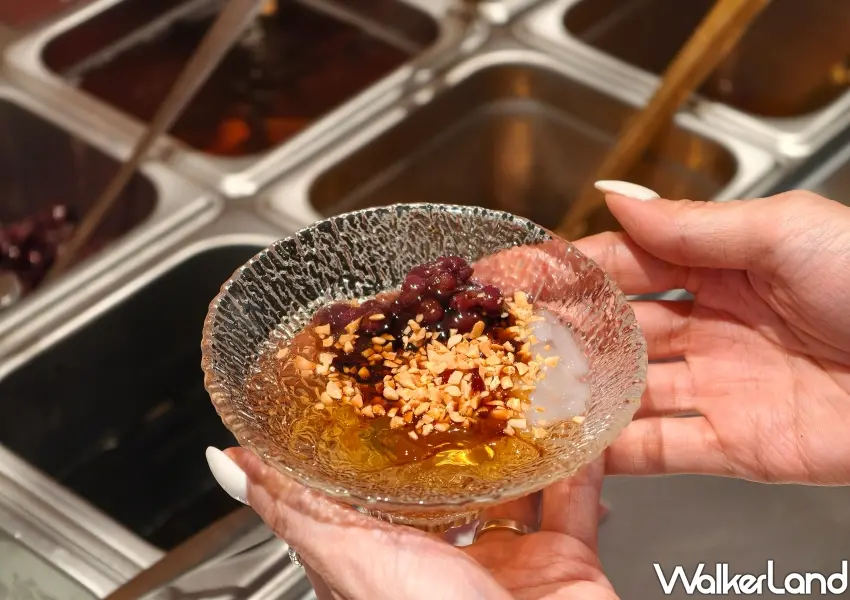 ▲自助吧台提供DIY冰粉吃到飽,可自由加蜜紅豆、花生碎粒與黑糖蜜等配料解膩。(攝影:鄭雅之)