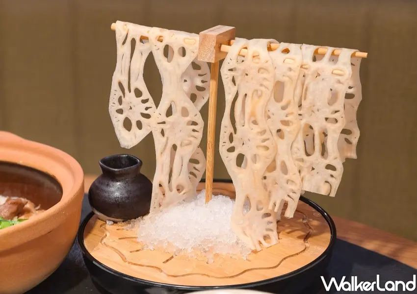 ▲白玉蓮藕瀑布以清爽視覺華麗登場,輕涮幾秒入口清脆爽甜。(攝影:鄭雅之)
