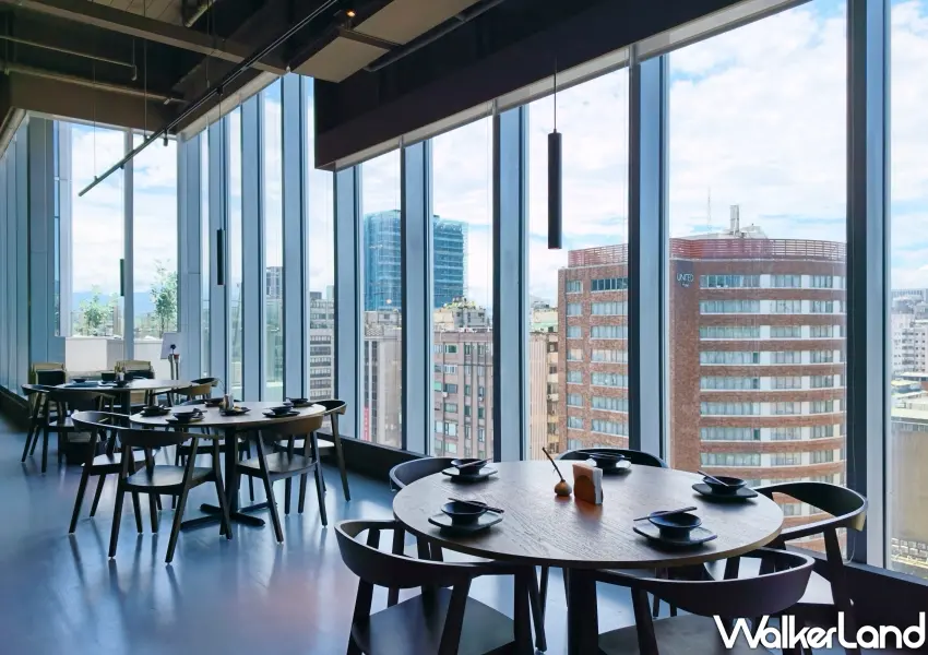 ▲信義區大巨蛋商圈全新蔬食品牌V,用餐空間採明亮大片採光設計,提供饕客舒適質感的聚餐環境。(攝影:鄭雅之)