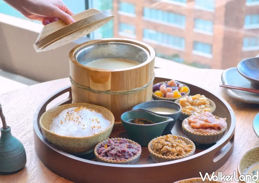 ▲木桶裝盛的V,豆花隨附蜜芋頭、芋圓等多種配料與糖醬,讓饕客體驗DIY組裝樂趣。(攝影:鄭雅之)