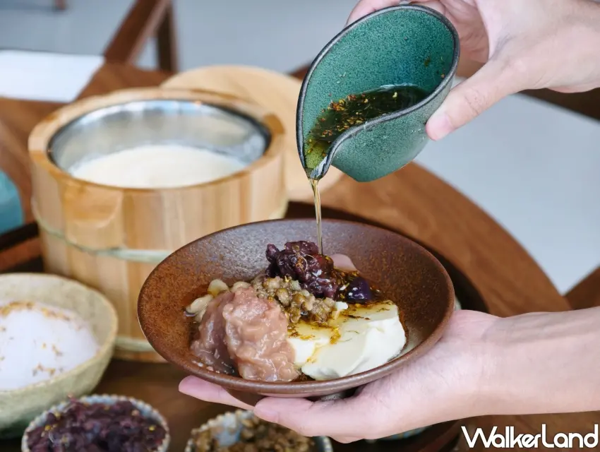 ▲將綿密豆花淋上特製桂花糖漿或薑汁,搭配豐富慢熬配料是餐後絕不能錯過的招牌甜點。(攝影:鄭雅之)