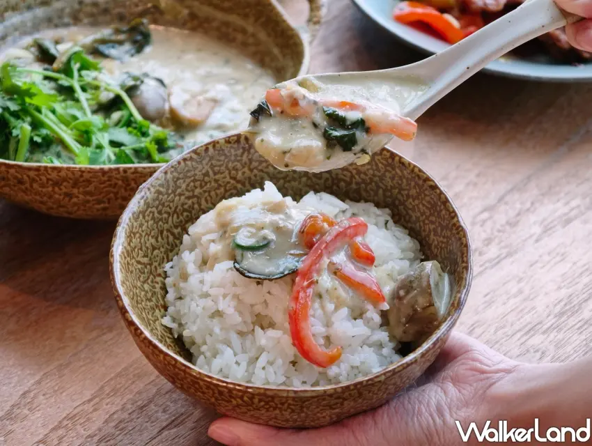 ▲香草檸檬葉綠咖哩融合濃厚椰奶與草本辛香,淋在白飯上超下飯,是前往信義區蔬食新品牌V,必點的異國風創意料理。(攝影:鄭雅之)