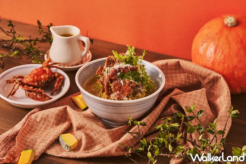 ▲老饕敲碗許願回歸的「軟殼蟹南瓜野菇湯丼飯」,售價410元,整隻金黃酥脆的軟殼蟹配上濃郁南瓜湯頭,可品嚐燉飯與湯泡飯兩種吃法。 圖/Woosa洋食鬆餅屋提供;窩客島編輯李維唐整理
