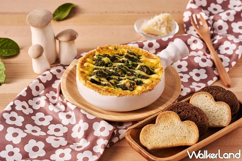▲適合聚餐分享的前菜「焗烤青醬野菇(附麵包)」,售價160元,香濃青醬野菇經焗烤後香氣四溢,搭配可愛的特製雲朵麵包沾著享用十分對味。 圖/Woosa洋食鬆餅屋提供;窩客島編輯李維唐整理