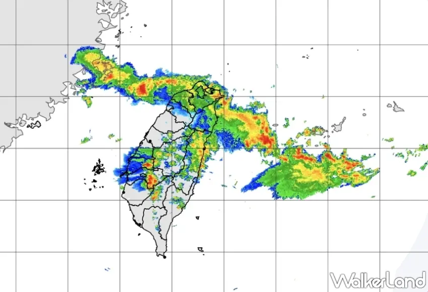 ▲氣象署發布最新雷達回波圖,顯示一道強烈雨帶正橫跨台灣北部海域及陸地,北台灣多地受其影響降雨顯著,局部地區更出現黃色至紅色的高回波強度,顯示雨勢相當猛烈。 圖/中央氣象署提供;窩客島整理