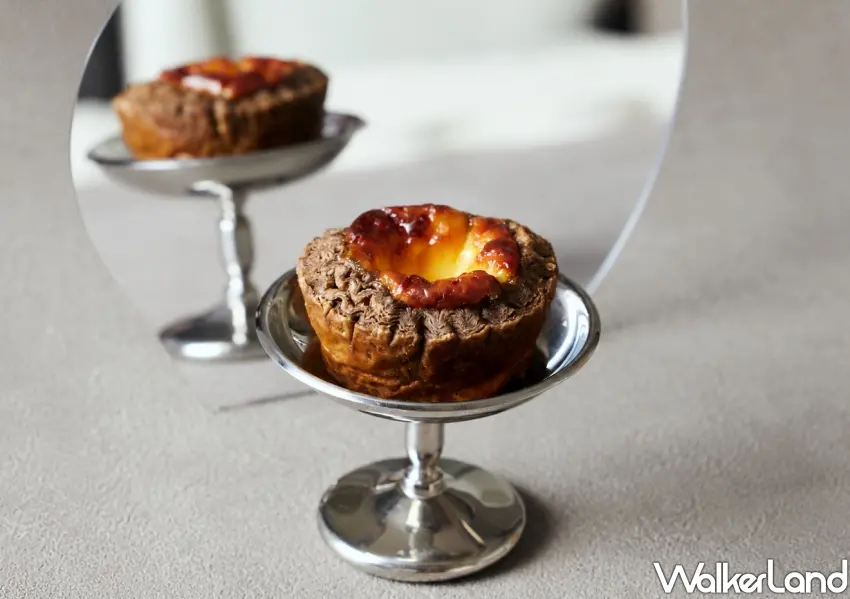 ▲Supranormal Bakery Café聯名推出焙茶千層香草蛋撻，千層酥脆塔皮融合濃郁香草乳香與焙茶尾韻。