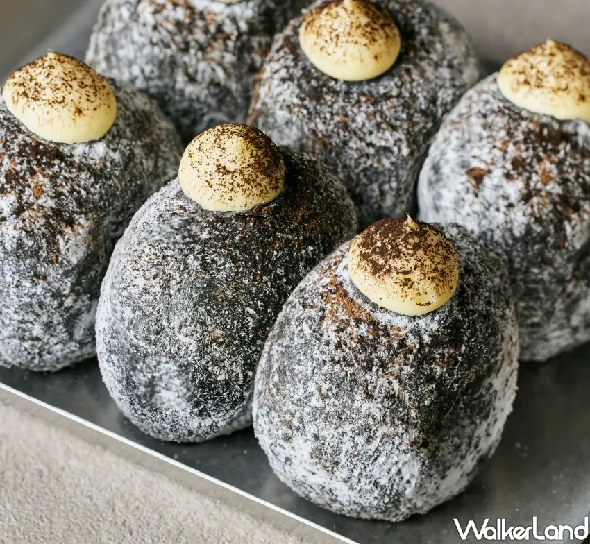 ▲wataru跨界合作Eatdonut打造焙茶生乳甜甜圈，鬆軟竹炭麵體裹入濃厚焙茶醬與卡士達香堤雙餡。
