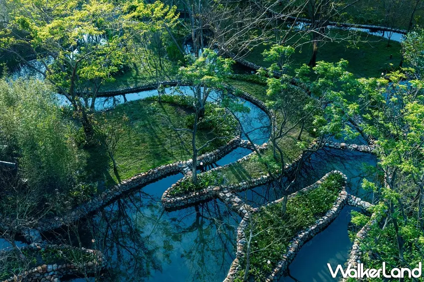 ▲俯瞰水之庭園交錯的流水道,呈現出靜謐且具層次感的自然景致。 圖/虹夕諾雅 谷關提供;窩客島編輯李維唐整理