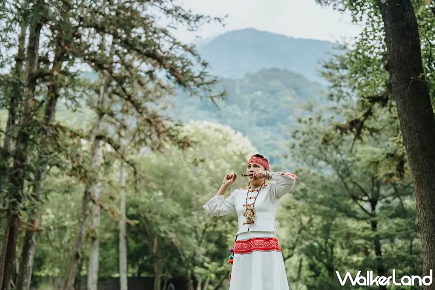 ▲演奏者於綠意繚繞的山林間親身示範泰雅族傳統樂器口簧琴。 圖/虹夕諾雅 谷關提供;窩客島編輯李維唐整理