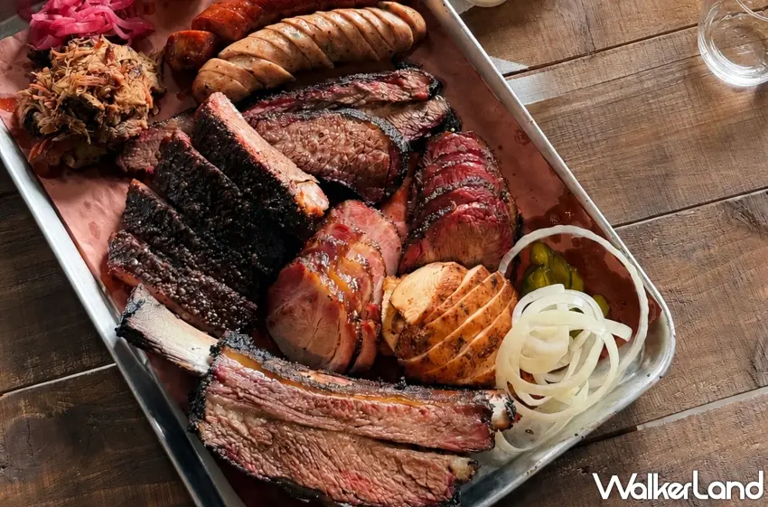 ▲經典烤肉拼盤集結「Texas Trinity」牛前胸、豬肋排與美式煙燻香腸，搭配經典配菜與限定恐龍肋排，份量豐富澎湃。圖／台北萬豪酒店提供；窩客島編輯李維唐整理