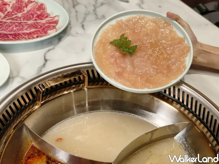 ▲不只將老井燒肉超人氣的老井雞湯變身火鍋湯底,若選擇帶有酒香的「酒粕金湯」還會再附一盤肉。(攝影:鄭雅之)