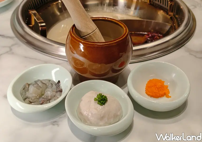 ▲桌邊現搗的手打蝦漿完美融合鮮蝦、魚漿與蝦卵,口感極致鮮甜彈牙。(攝影:鄭雅之)