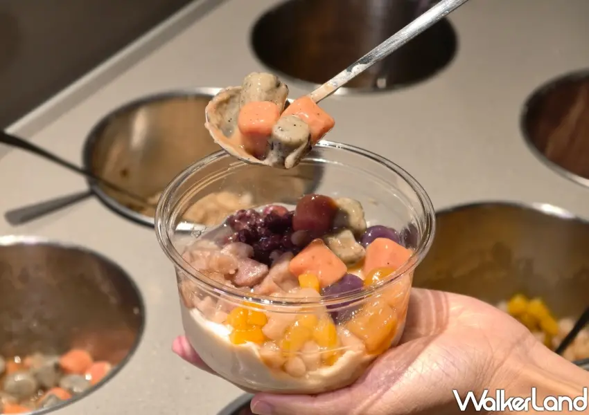 ▲甜點自助吧提供豆花與剉冰,能自由搭配蜜芋頭、芋圓及黑糖吃到飽。(攝影:鄭雅之)