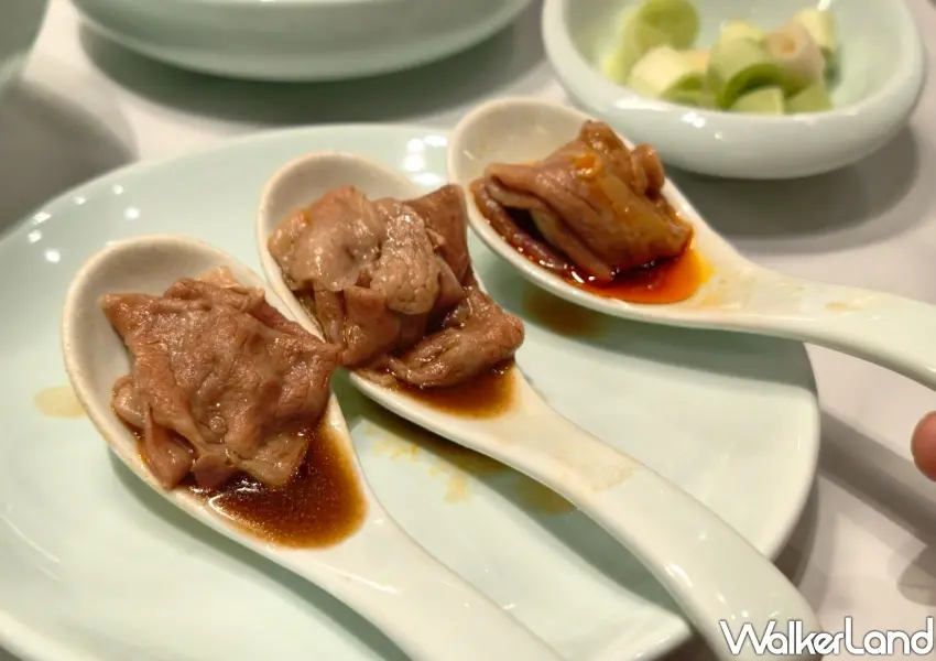 ▲招牌牛小排三吃靈感源自台南牛肉湯,透過熱湯沖熟搭配蒜苗、辣油呈現豐富吃法。(攝影:鄭雅之)