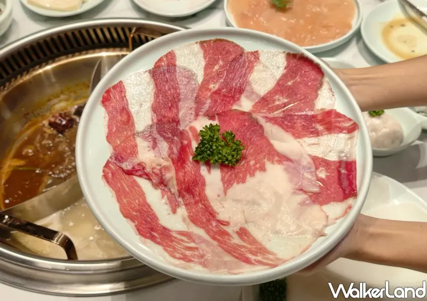 ▲牛胸肉口感爽脆不油膩,是老井麻神極上鍋物的老饕必點招牌。(攝影:鄭雅之)