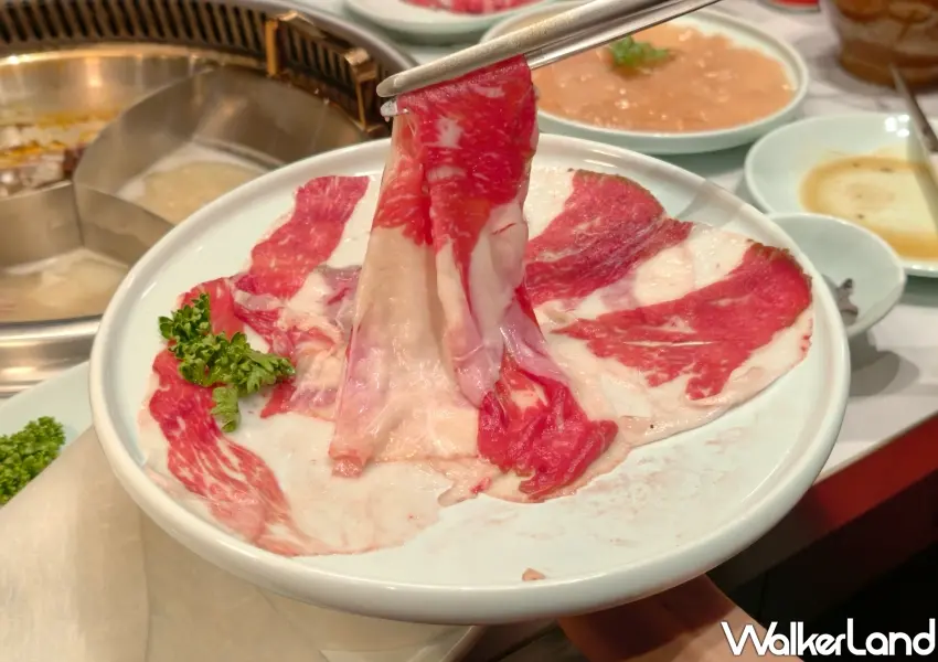 ▲嚴選牛胸肉擁有獨特口感,搭配溫潤麻辣湯底涮煮香氣逼人。(攝影:鄭雅之)