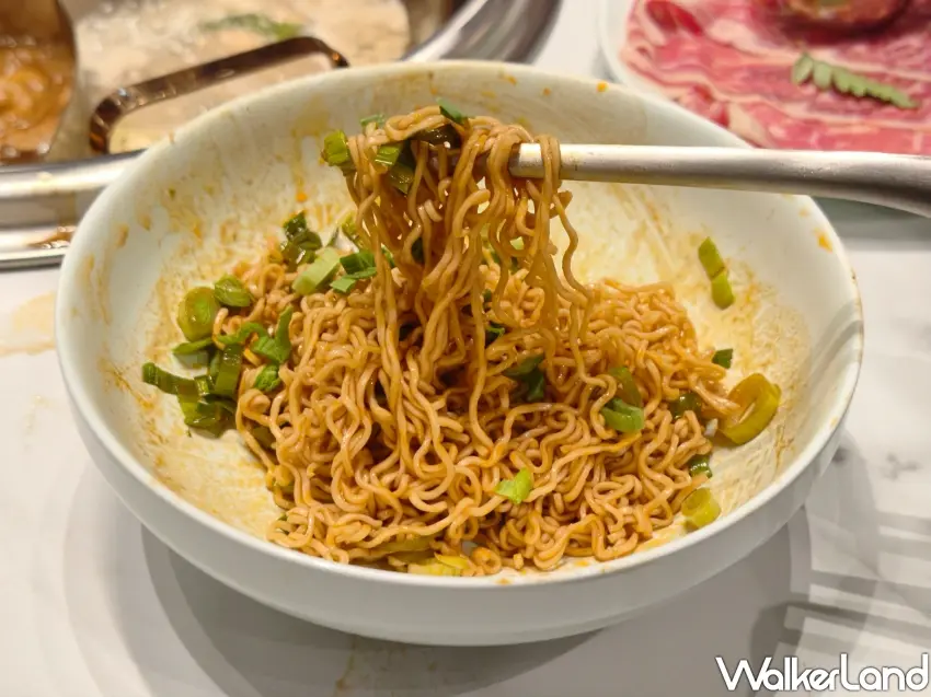 ▲麻辣王子麵吸滿迷迭香辣油與麻辣湯汁,將經典副餐吃成主角。(攝影:鄭雅之)