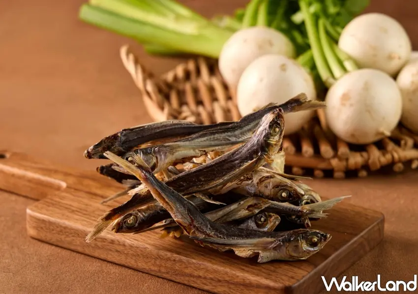▲嚴選夏末初秋盛產的飛魚經烘烤乾燥製成，微帶炙香的飛魚乾是熬製九州特色高湯的核心靈魂。