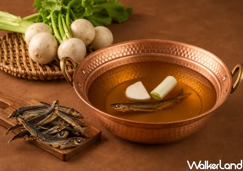 ▲以飛魚乾搭配昆布細火慢熬，融入蕪菁甜味與日本大蔥清香，打造澄澈甘甜的九州經典飛魚出汁。