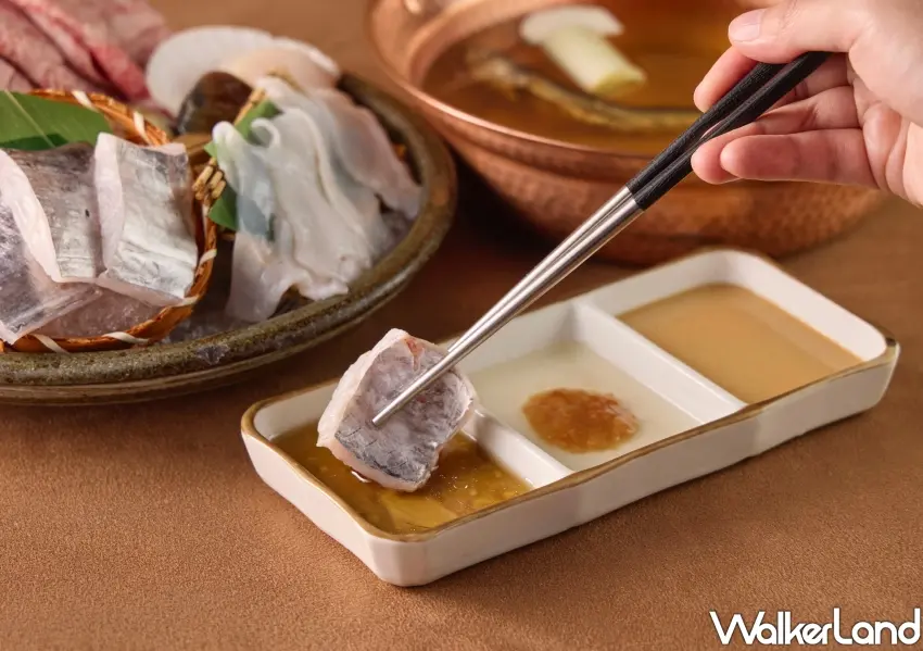 ▲將肥美白帶魚放入飛魚旨湯中輕涮，沾取特製魷魚醬油享用，提升魚肉鮮甜與風味層次。