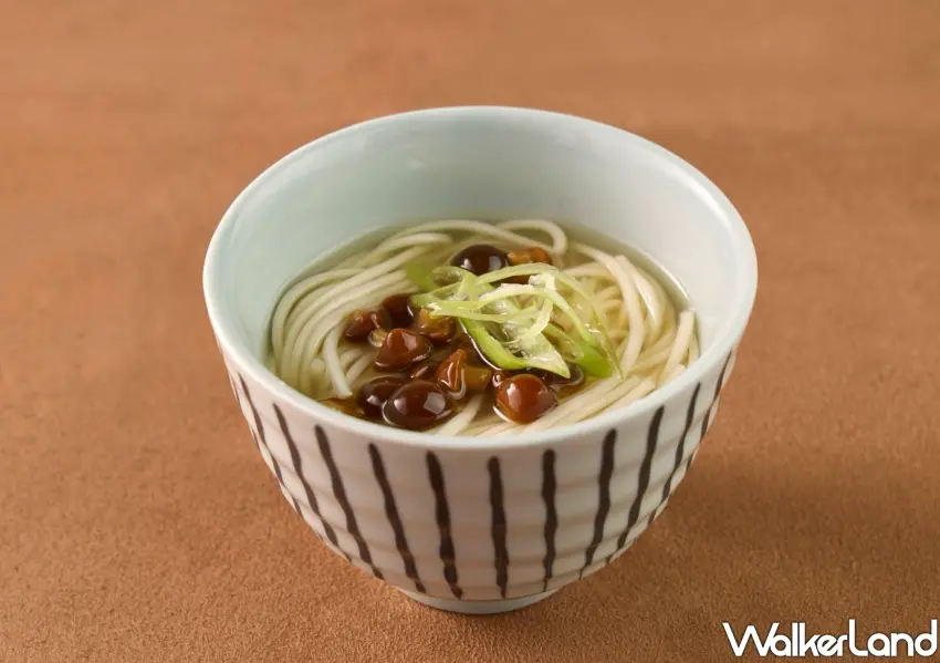 ▲主鍋尾聲放入傳承踩麵工藝的讚岐弦腰烏龍麵，Q彈麵條吸飽海陸精華湯頭，搭配珍珠菇滑順收尾。