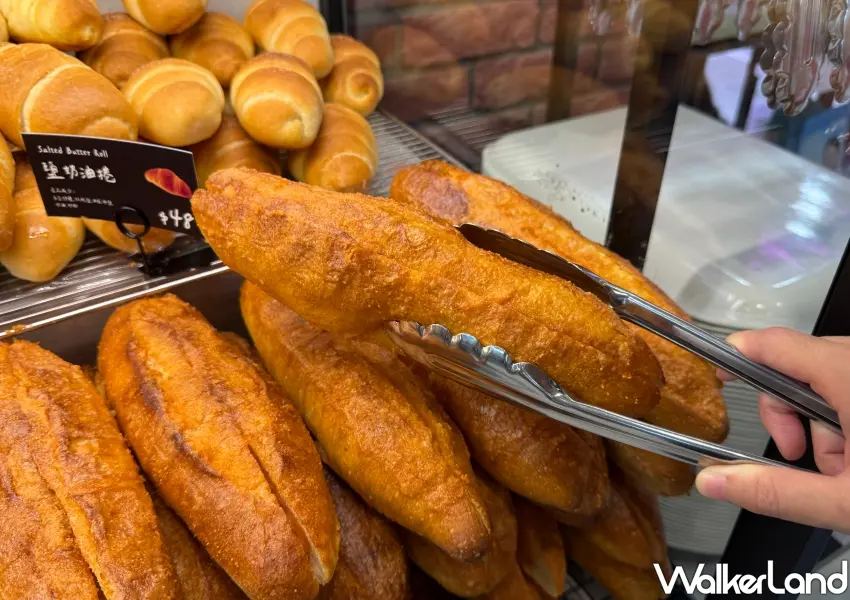 ▲TOM CAT BAKERY人氣必買的明太子麵包每日現場烘焙出爐,外酥內軟兼具鹹香風味。(攝影:鄭雅之)