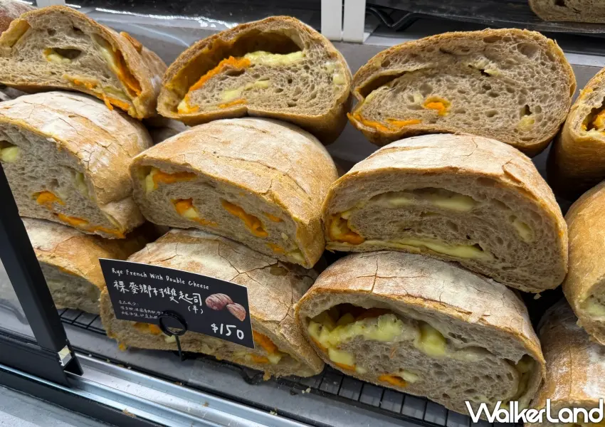 ▲TOM CAT BAKERY現場特別推薦各式甜鹹歐式麵包,如裸麥鄉村雙起司麵包等豐富選擇,非常適合當質感早餐或點心。(攝影:鄭雅之)