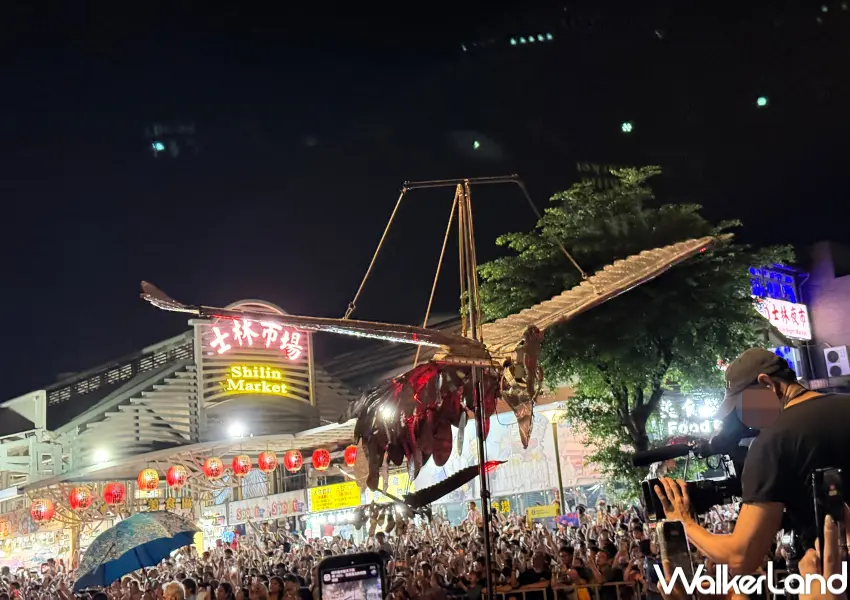 ▲台北大象遊行現場直擊!大象遊行還有揮舞翅膀的鳳凰、錫兵樂隊。(攝影:鄭亦庭)