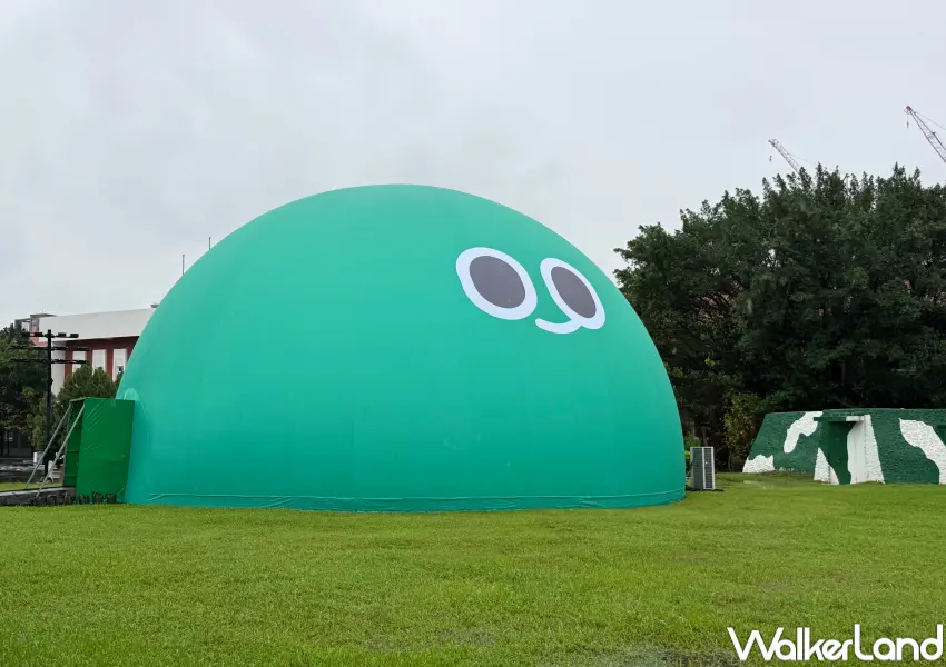 ▲穹頂劇場化身17公尺高的巨型a-We空降東草坪,成為空總園區最醒目的打卡地標。(攝影:鄭亦庭)