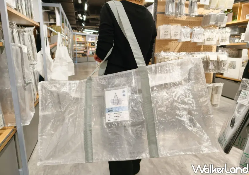 ▲經典熱銷透明收納袋LL,售價169元,防潑水半透明設計且加長提把便於肩背(攝影:鄭雅之)