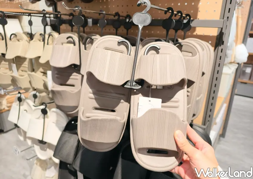 ▲3COINS正反兩穿拖鞋台灣也有賣,提供兼具便利與簡約設計的居家生活用品(攝影:鄭雅之)