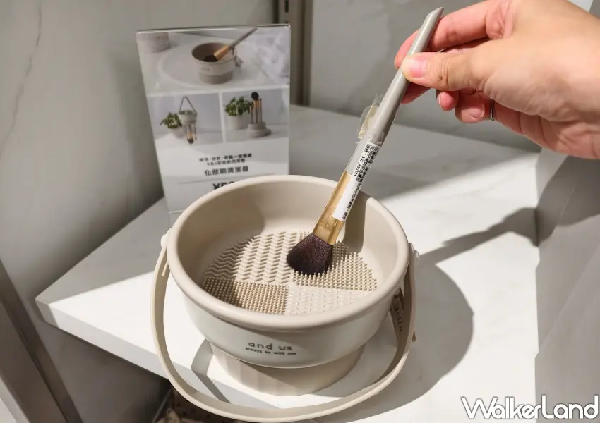 ▲多功能刷子化妝劑清潔器,一次滿足彩妝刷具清潔、晾乾與收納的三合一需求(攝影:鄭雅之)