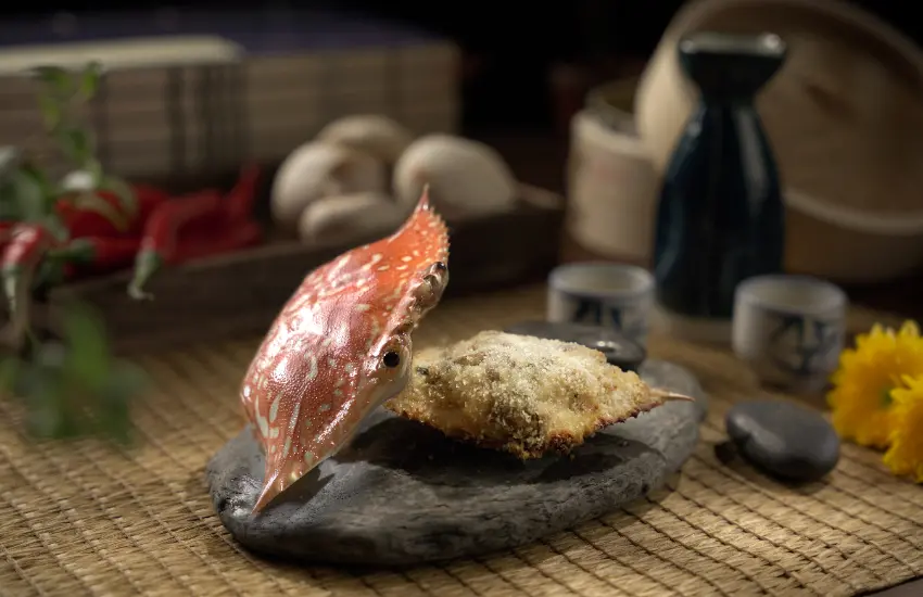 ▲嚴選肥美沙公,細拆鮮嫩蟹肉,拌入洋蔥、培根與蘑菇釀回蟹蓋,覆上麵包粉焗烤至金黃酥香。