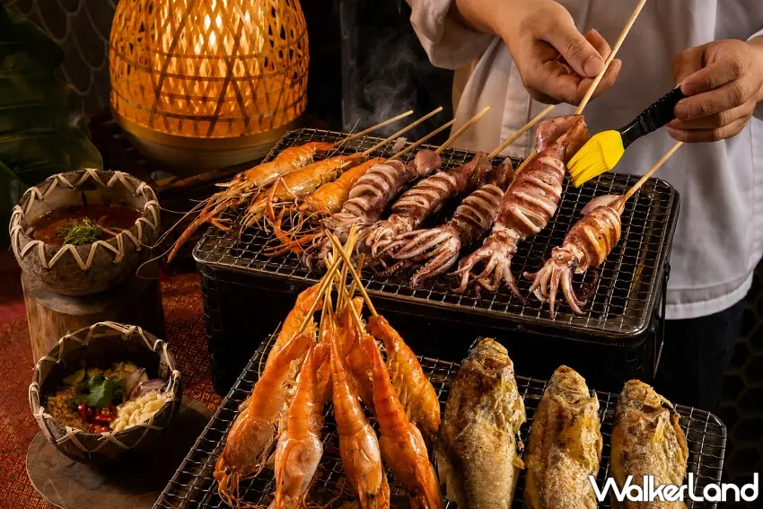 ▲泰市場烤檯備有炭烤泰國蝦,香烤魷魚與香烤午仔魚等多款特色海鮮烤物,刷上獨特醬汁香氣四溢。圖/台北晶華酒店提供;窩客島編輯李維唐整理
