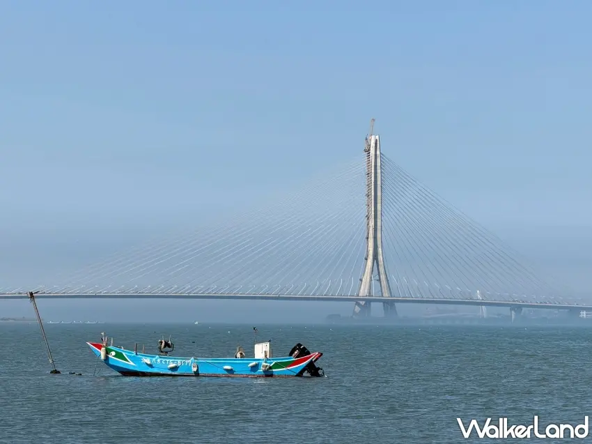 ▲淡江大橋矗立淡水河口,串聯水岸景致與大眾運輸,展現低碳綠色旅遊新風貌。圖/新北市政府觀光旅遊局提供;窩客島編輯李維唐整理