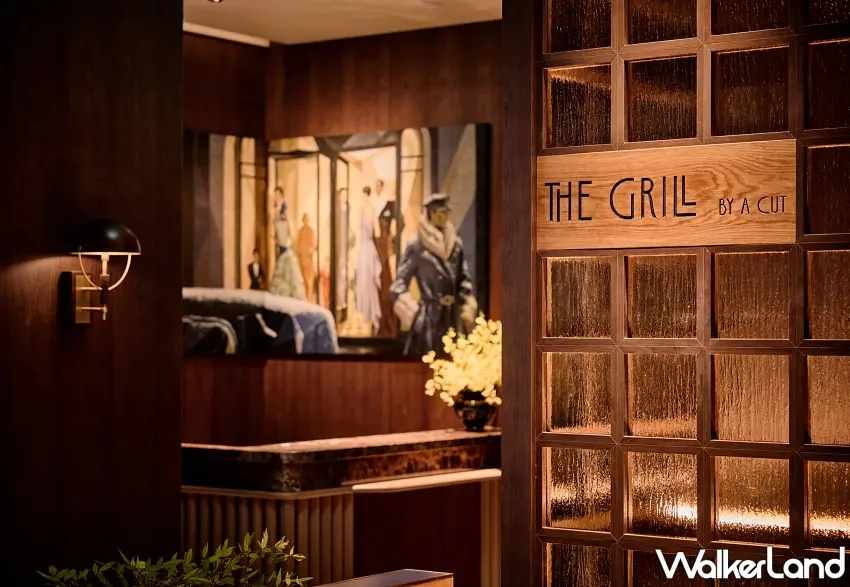 ▲The Grill by A CUT入口以深色花梨木與琥珀色壓花玻璃打造尊榮儀式感。圖/國賓大飯店提供;窩客島編輯李維唐整理