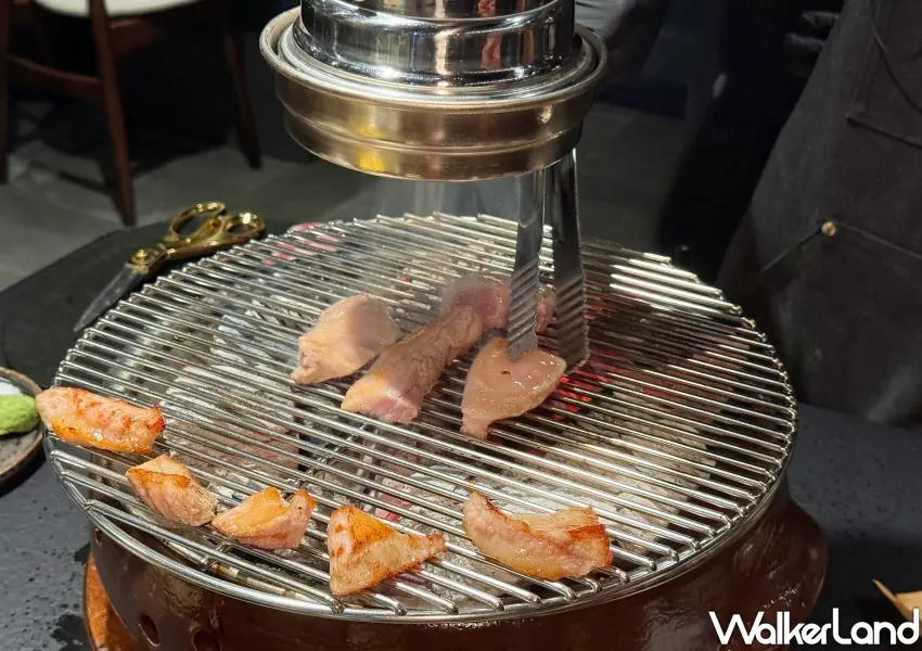▲首爾人氣燒肉囕盈豚台北大巨蛋店主打專人桌邊代烤,在高溫炭火直烤下完美鎖住肉汁。(攝影:鄭雅之)
