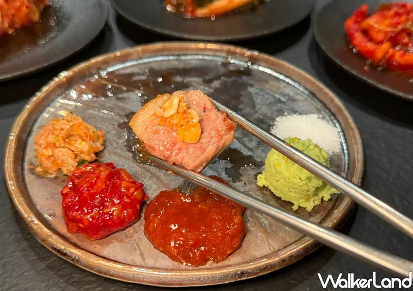 ▲燒肉靈魂沾醬包含岩鹽、生芥末、包肉醬、海鮮醬與香香蝦,店員推薦順時針沾一輪品嚐豐富層次。(攝影:鄭雅之)