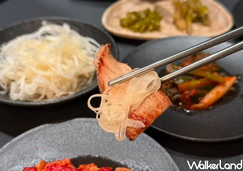 ▲爽脆彈牙的松阪豬搭配醬漬洋蔥絲一同入口,酸甜清爽超解膩。(攝影:鄭雅之)