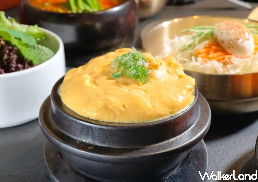 ▲蓬鬆綿密的韓式蒸蛋口感軟嫩,作為燒肉副餐享用相當對味。(攝影:鄭雅之)