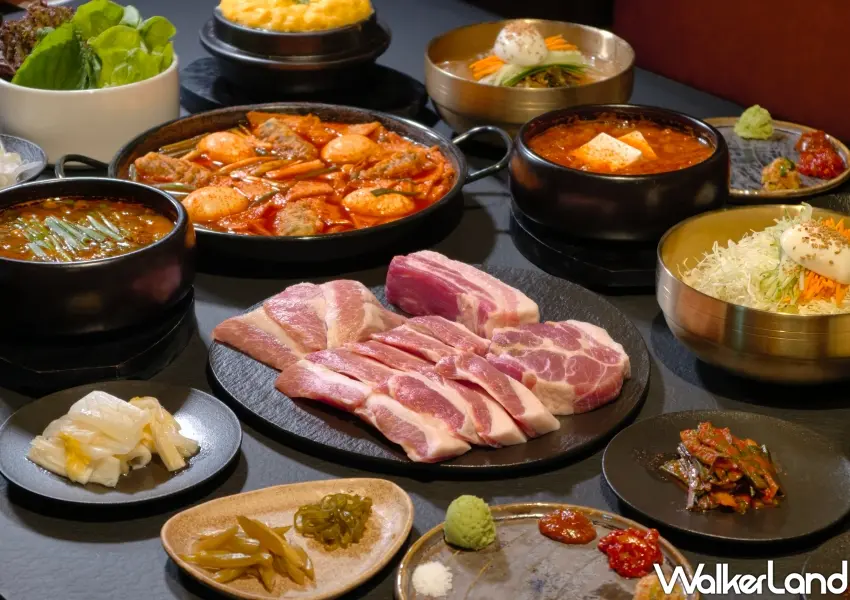 ▲首爾超人氣韓式燒肉名店囕盈豚進駐台北大巨蛋,多款人氣肉品與韓式經典小菜擺滿桌超霸氣。(攝影:鄭雅之)
