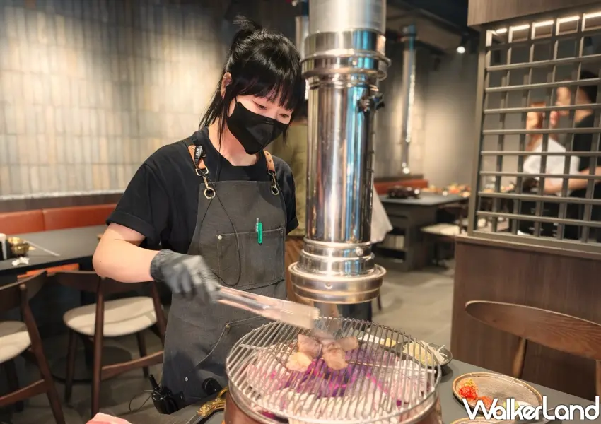 ▲囕盈豚主打專業的桌邊專人代烤服務,精準掌握炭火火候與最佳入口時間。(攝影:鄭雅之)