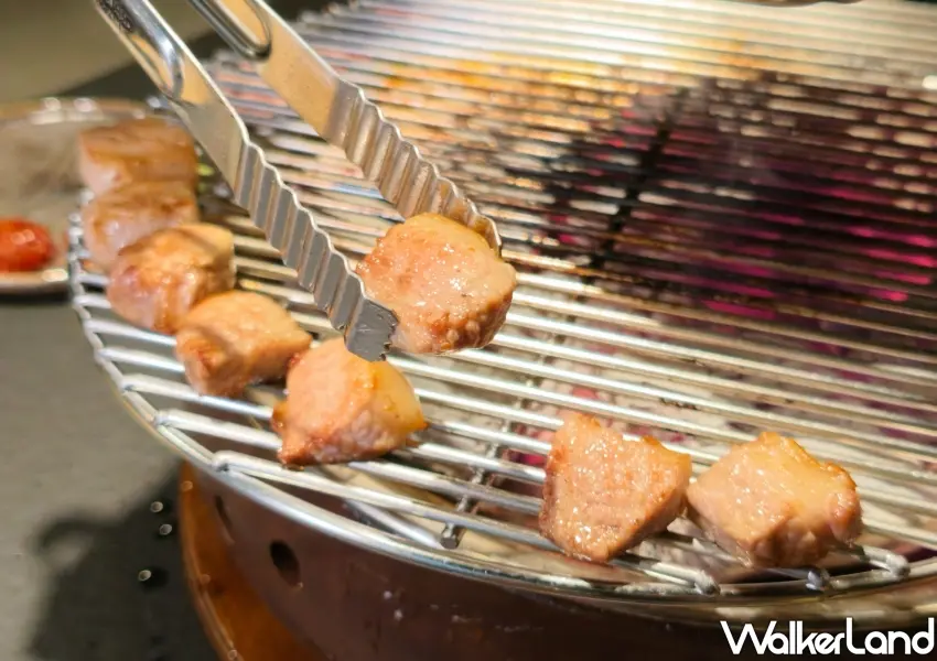 ▲經由高溫炭火直烤的肉品外焦裏嫩,鎖住鮮美肉汁並帶有淡淡炭香令人食指大動。(攝影:鄭雅之)