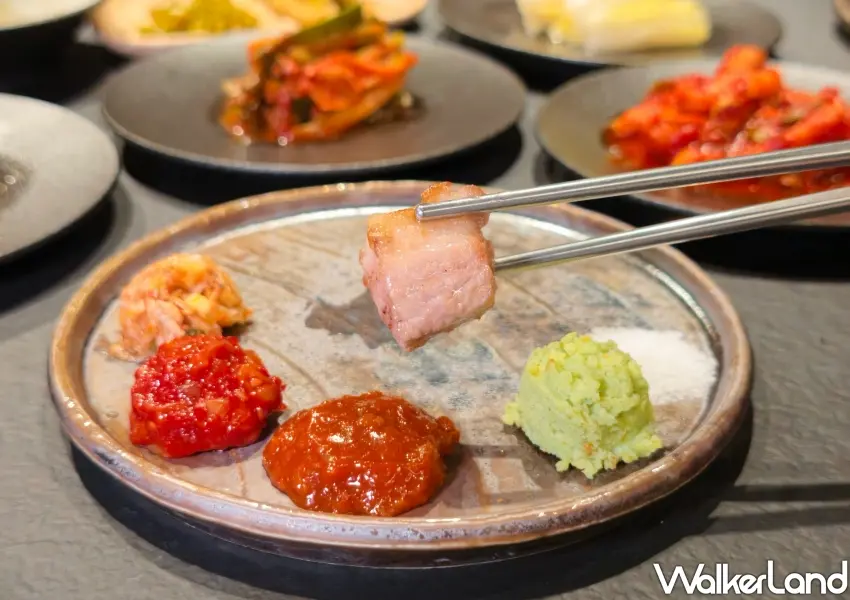 ▲店員推薦將炭火燒肉沾上自製沾醬或生芥末,更能襯托出優質肉品的鮮甜風味。(攝影:鄭雅之)