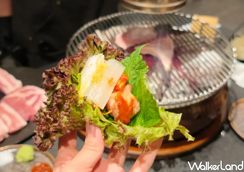 ▲用新鮮生菜包入炭火燒肉、特製沾醬與韓式辛奇一同享用,是道地的韓式燒肉包肉吃法。(攝影:鄭雅之)