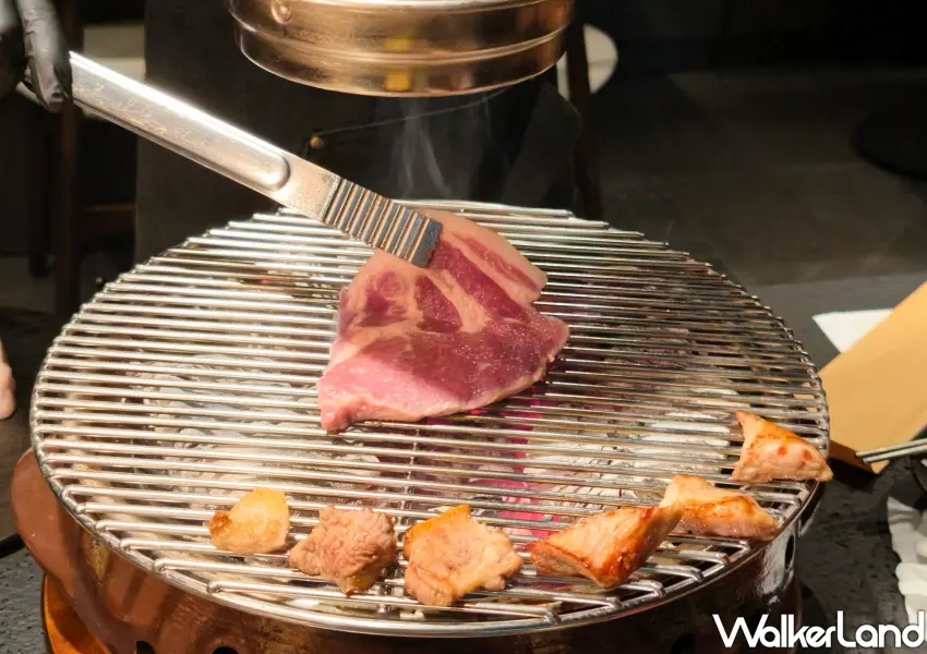 ▲專人桌邊代烤掌握最佳熟度,讓饕客無需親自動手就能輕鬆品嚐極致燒肉美味。(攝影:鄭雅之)