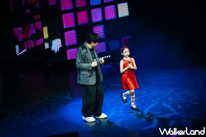 ▲女兒 Alyssa 驚喜現身登台，與康康攜手演唱並分享笑話，父女逗趣互動引爆全場笑聲。 圖／麗星夢 StarDream Cruises提供；窩客島編輯李維唐整理