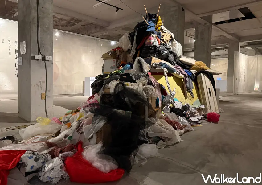 ▲台北恐怖心展呈現堆到天花板的垃圾山、玻璃與髒亂腳印的空間。(攝影:鄭亦庭)