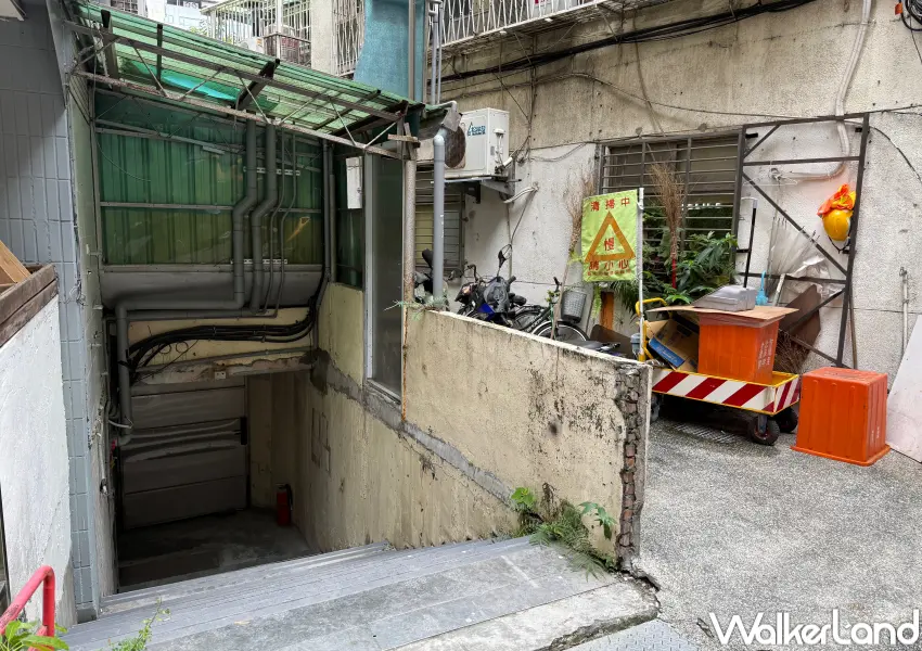 ▲台北站《恐怖心展》選在中山站、雙連站附近的「灰棚」,無招牌地下室空間展出。(攝影:鄭亦庭)